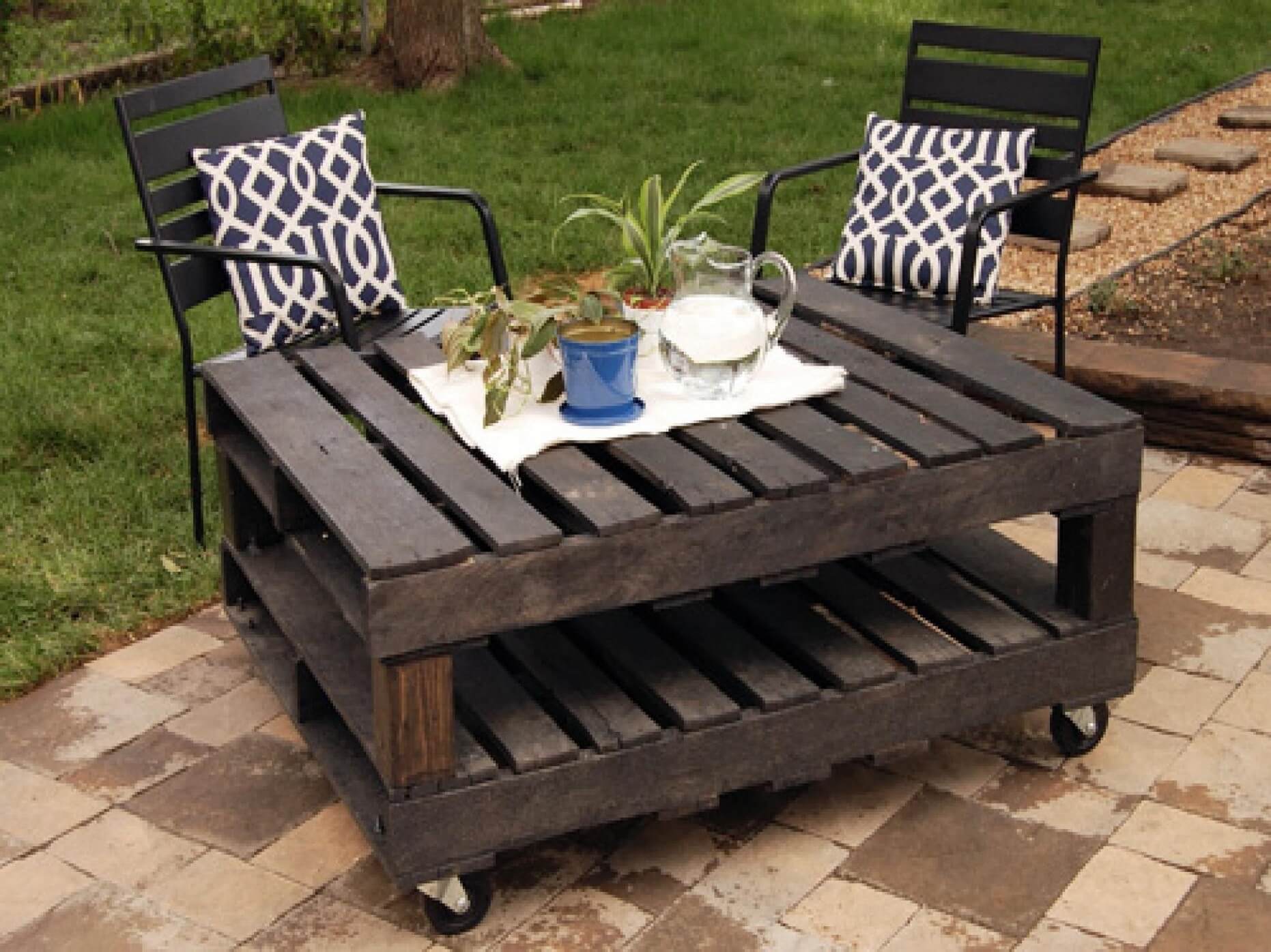 Wooden pallet furniture for a porch