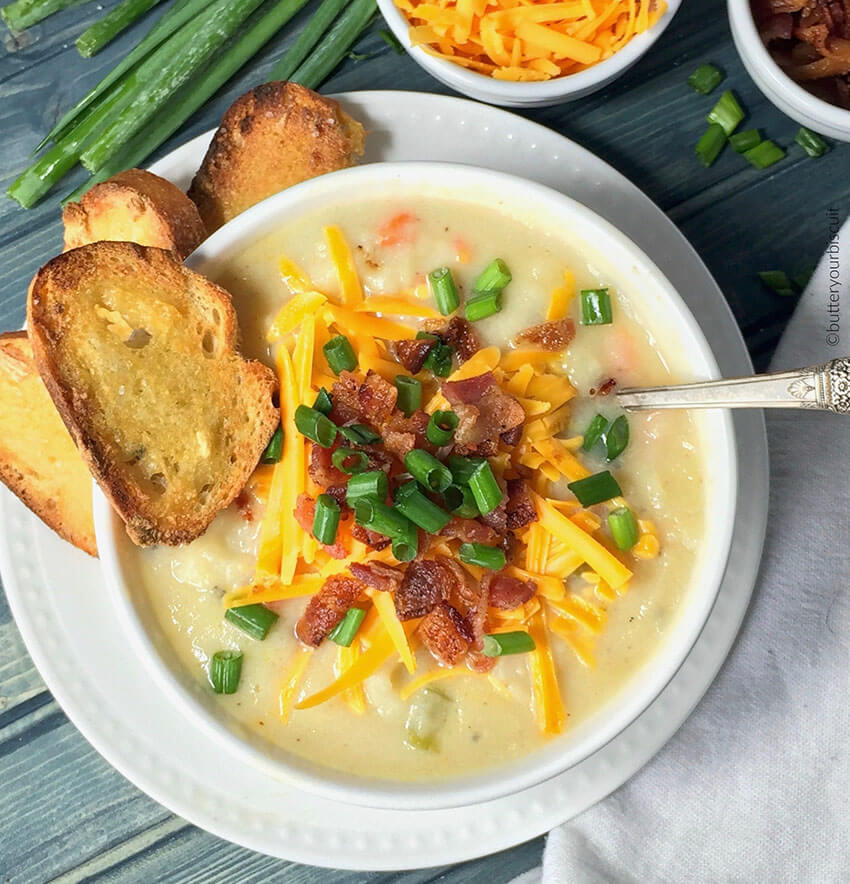 This loaded soup is incredibly delicious mixing potatoes, veggies and lots of cheese! 