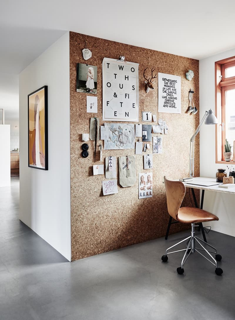 The use of cork for covering a wall is at the same time useful and beautiful. Via Apartment Therapy.