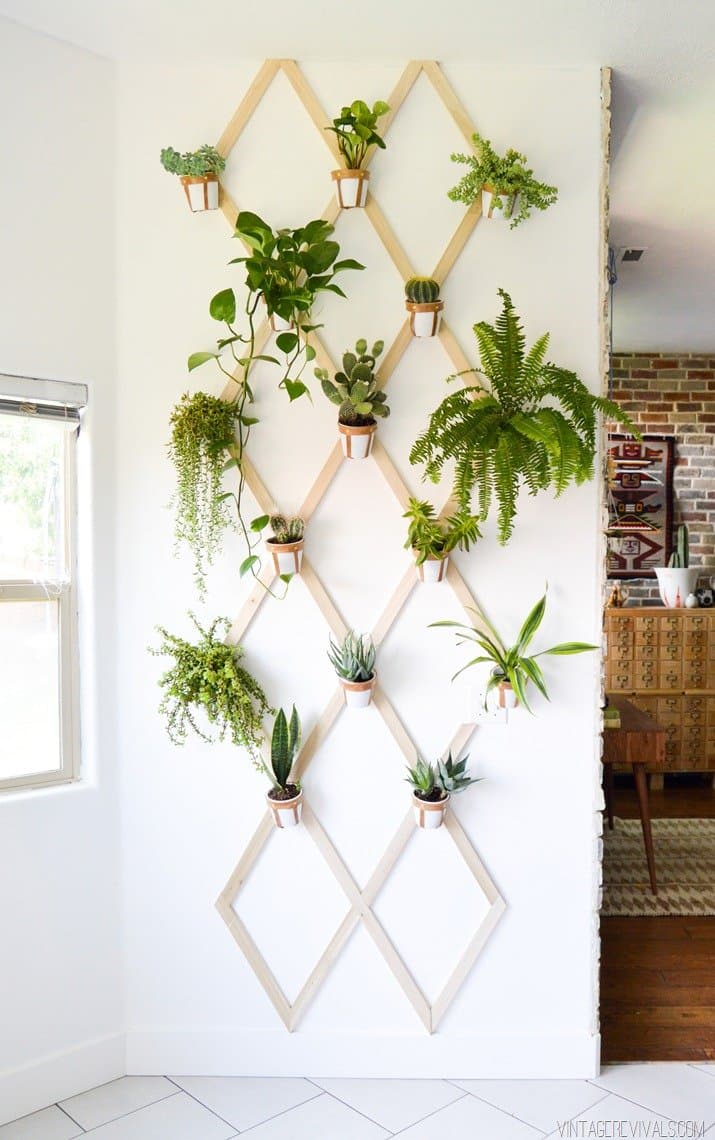 Grow your favorite herbs and flowers in the great DIY vertical garden. Via Apartment Therapy.
